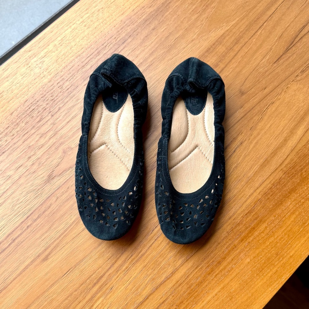 Earth Breeze Women’s Slip on Black Suede Ballet Flats SZ 7B